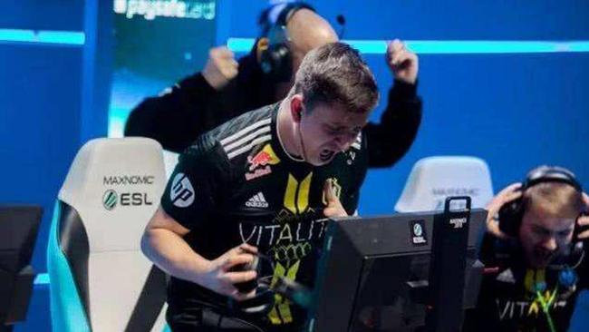 因某事件遭 因某事件遭